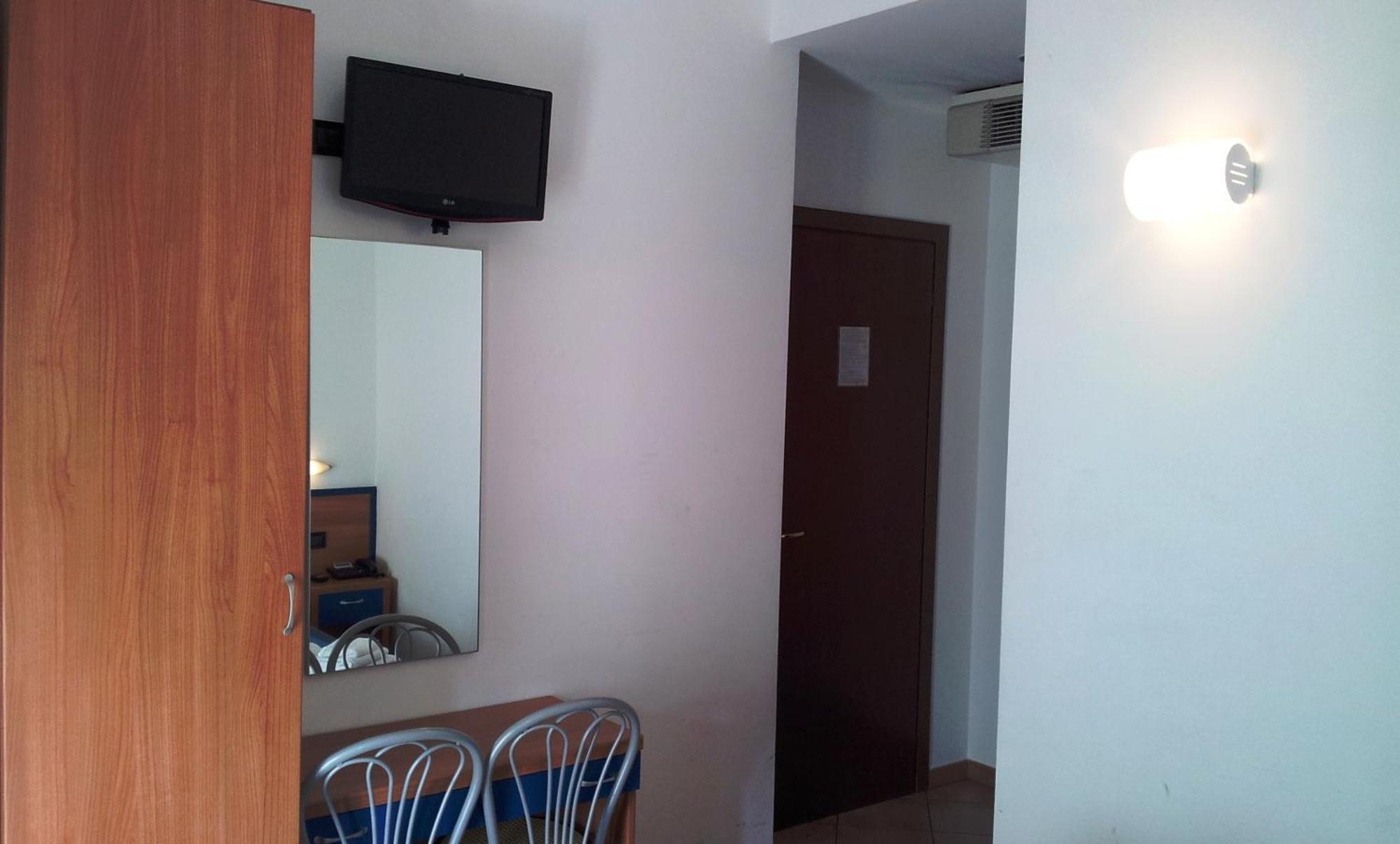 Hotel Iride Stazione Lambrate Citta Studi Милан Экстерьер фото